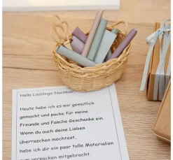 HobbyFun Miniaturen>Wichtel-Set "Wäschekorb & Teppichklopfer"